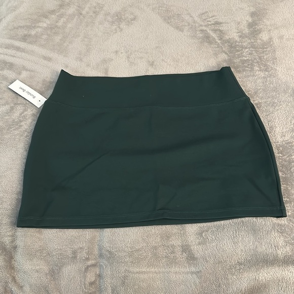 Aritzia Sunday Best Totally Skirt - Scarab - NWT - Size Medium or Large - Picture 3 of 9